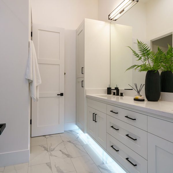 beach-residence-extra-bathroom-cabinetry