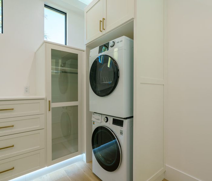 beach-residence-modern-white-mudroom-laundry